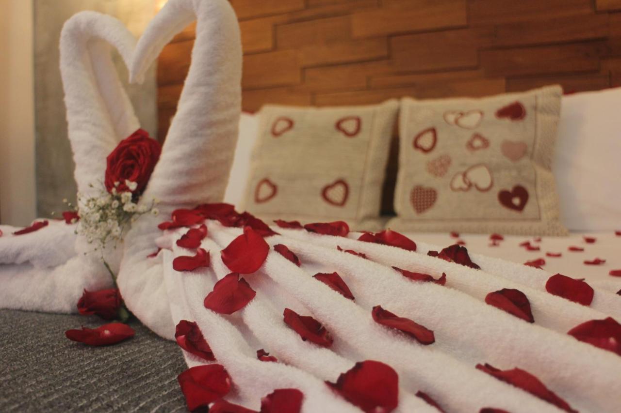 Suite mit Kingsize-Bett, Balkon und Poolblick