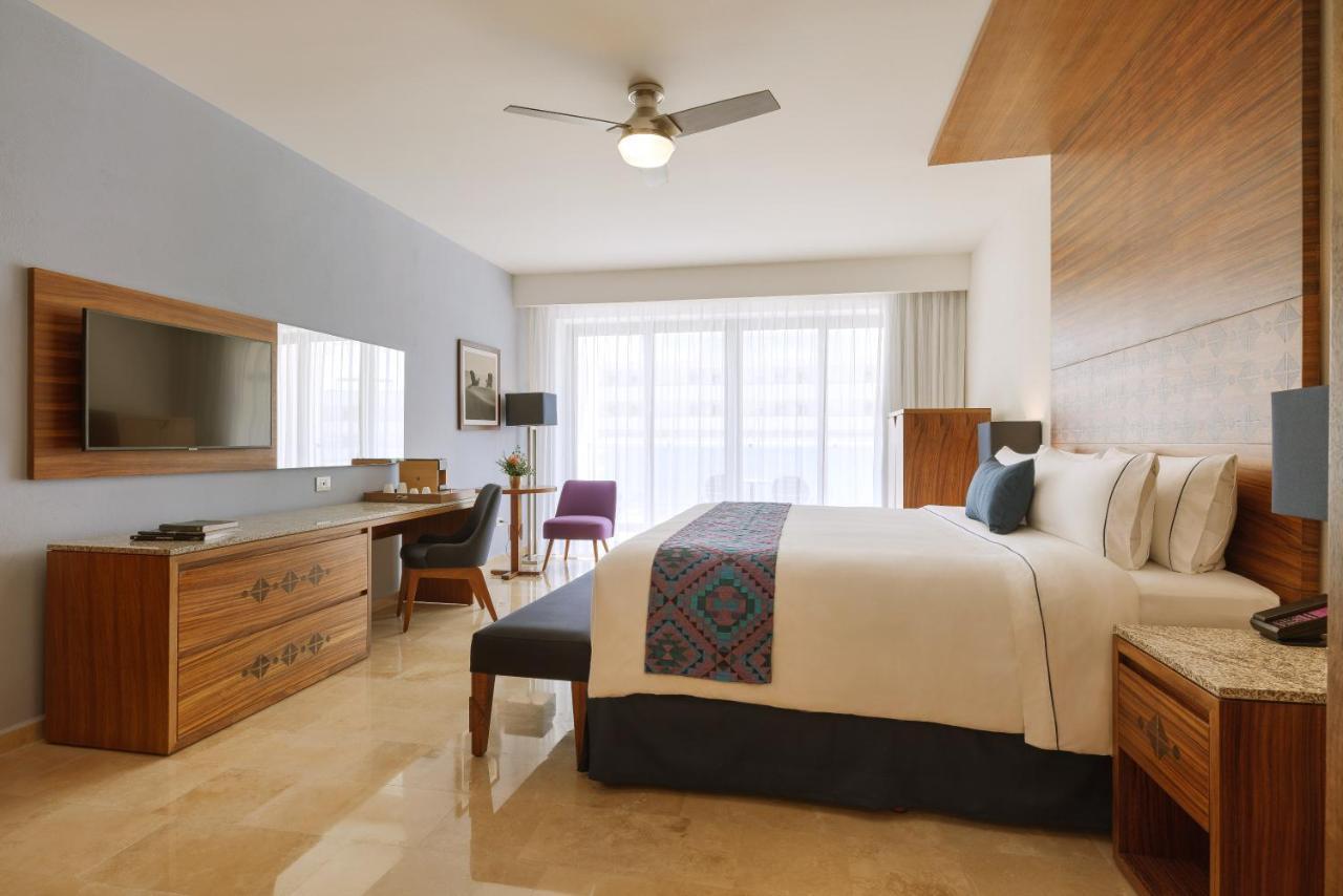 Habitación con cama extragrande y vistas al mar