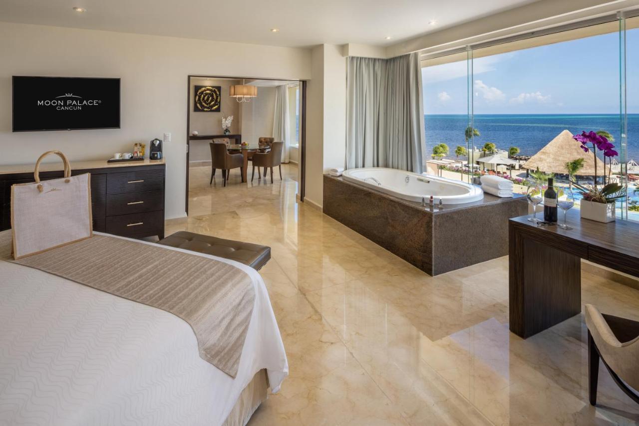 Suíte superior Governor com cama king-size e vista do mar