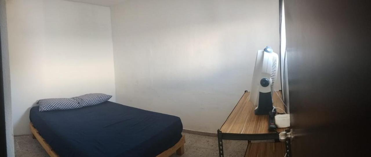 Zimmer mit Kingsize-Bett
