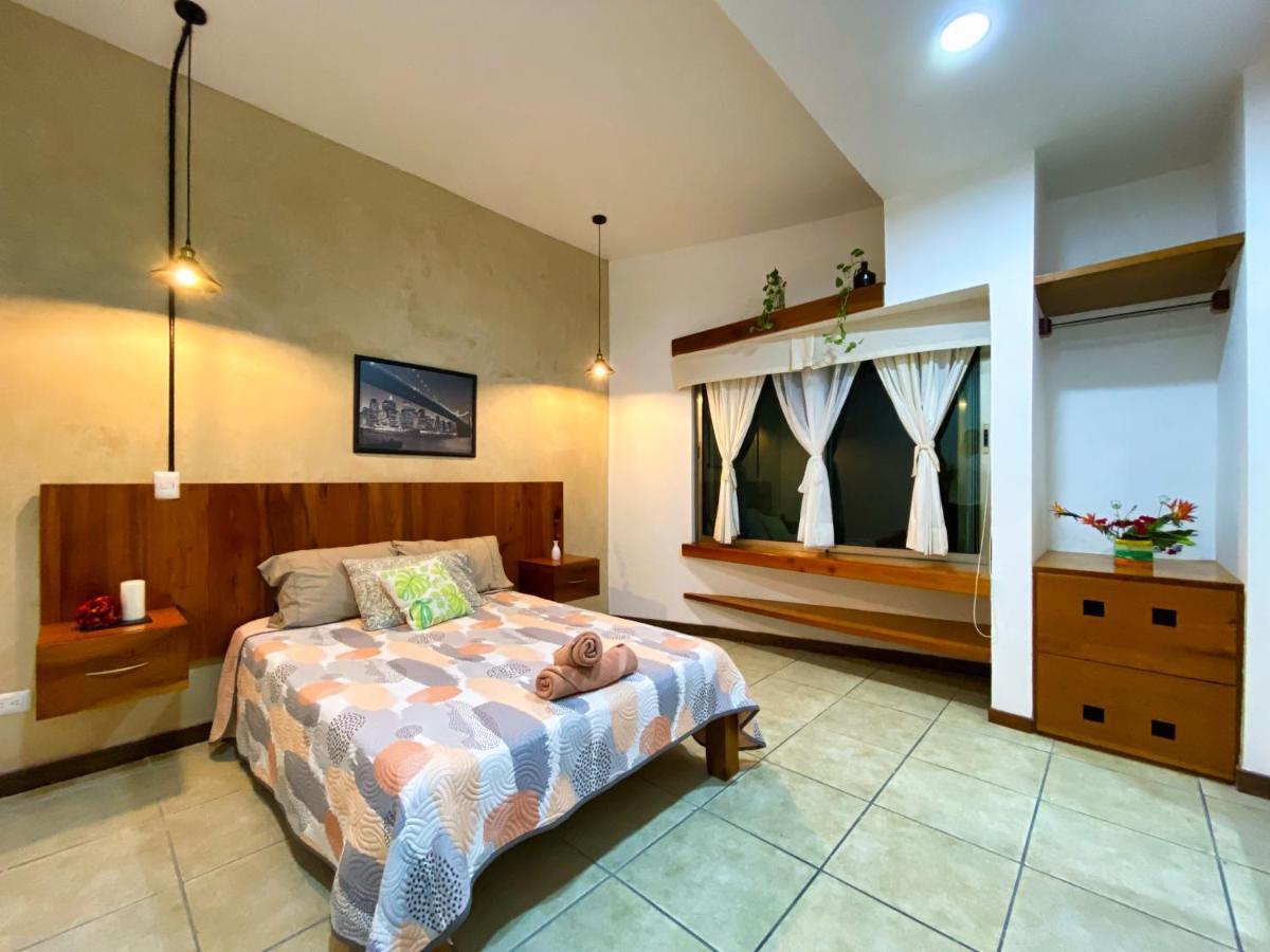 Zimmer mit Queensize-Bett und Gemeinschaftsbad