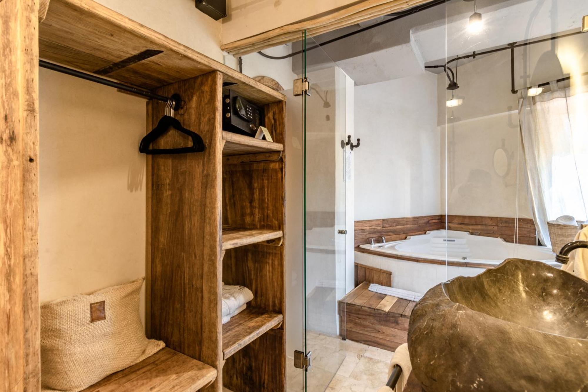Deluxe Suite Spa Bath