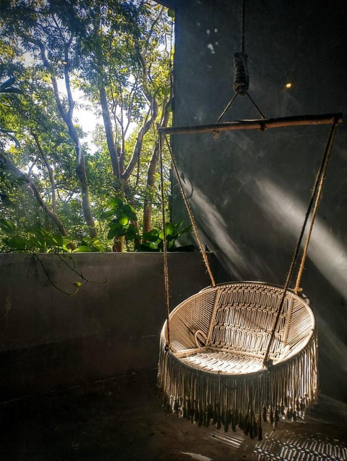 Zimmer mit Kingsize-Bett und Balkon