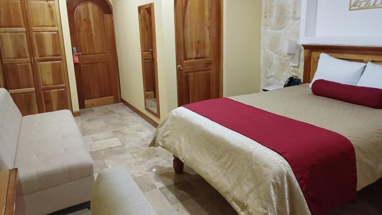 Deluxe Queen Suite