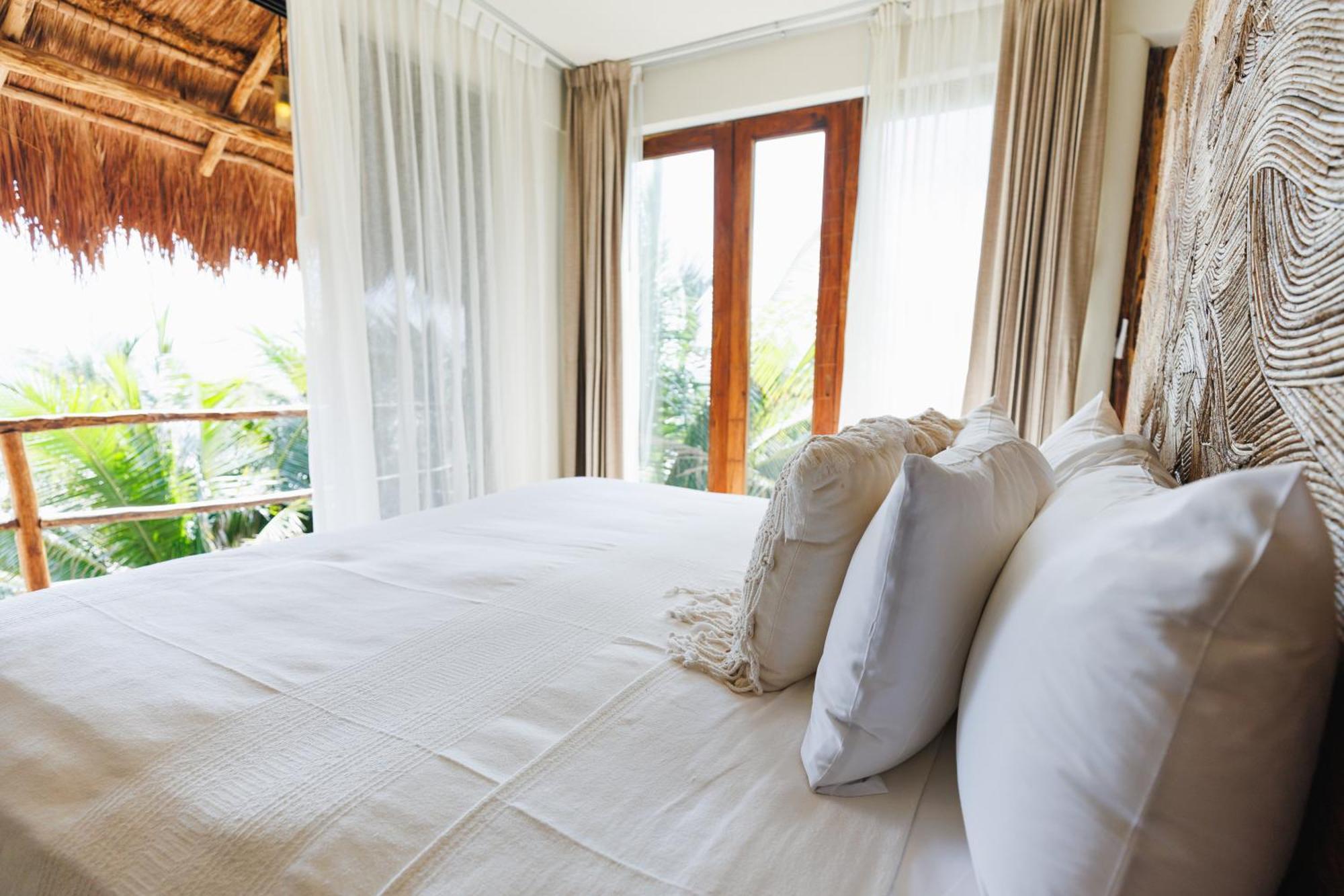 Suite met Kingsize Bed en Uitzicht op Zee