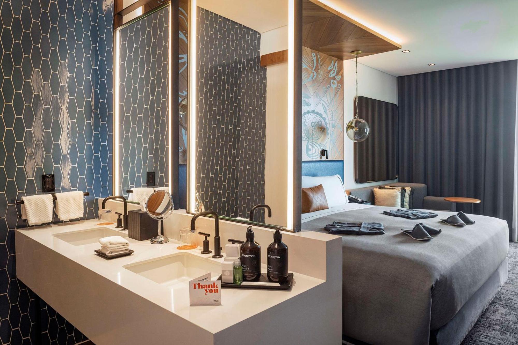 King Suite with Panoramic View,1557104371:JPEG