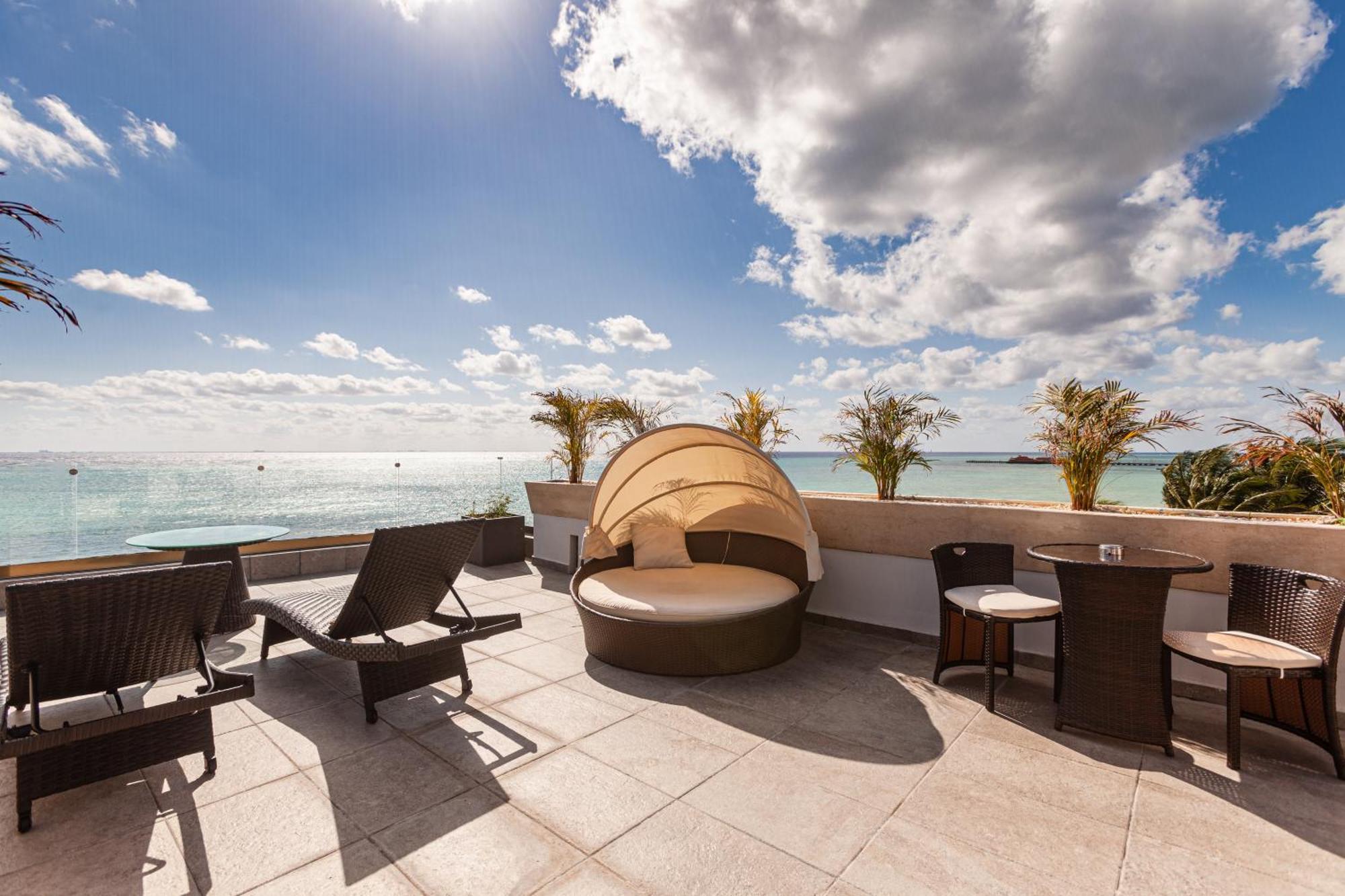 Three-Bedroom Penthouse Ocean View with Private Pool