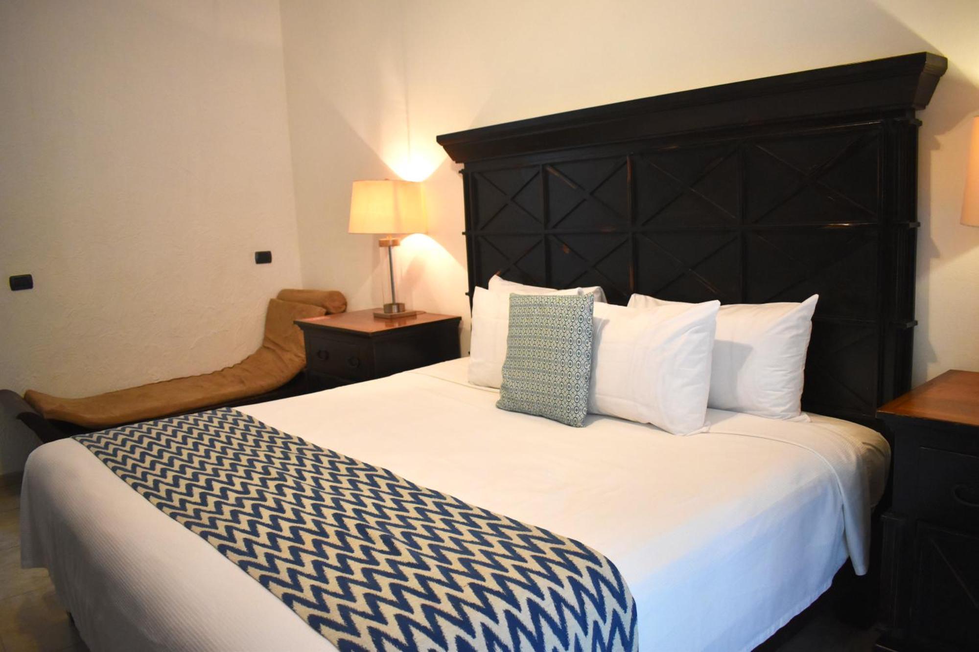 Chambre Lit King-Size - Vue sur Piscine