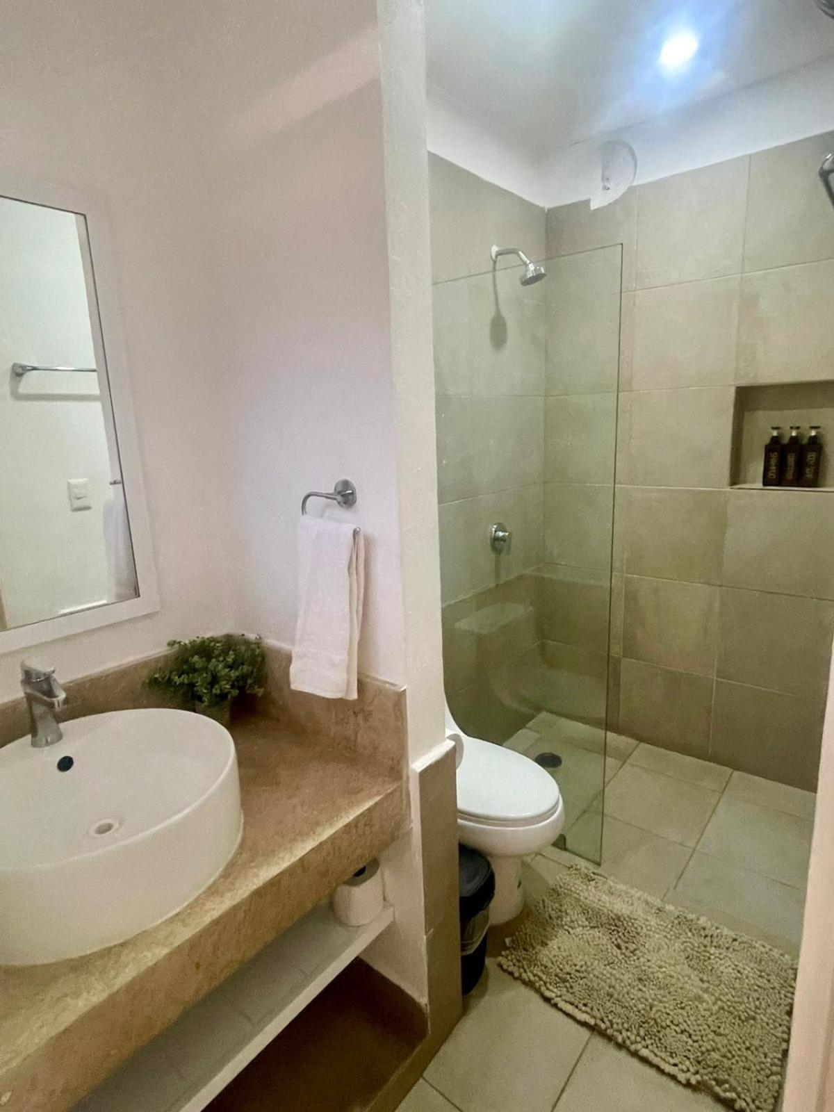 One-Bedroom Apartment with Lake View,1600620133:JPEG