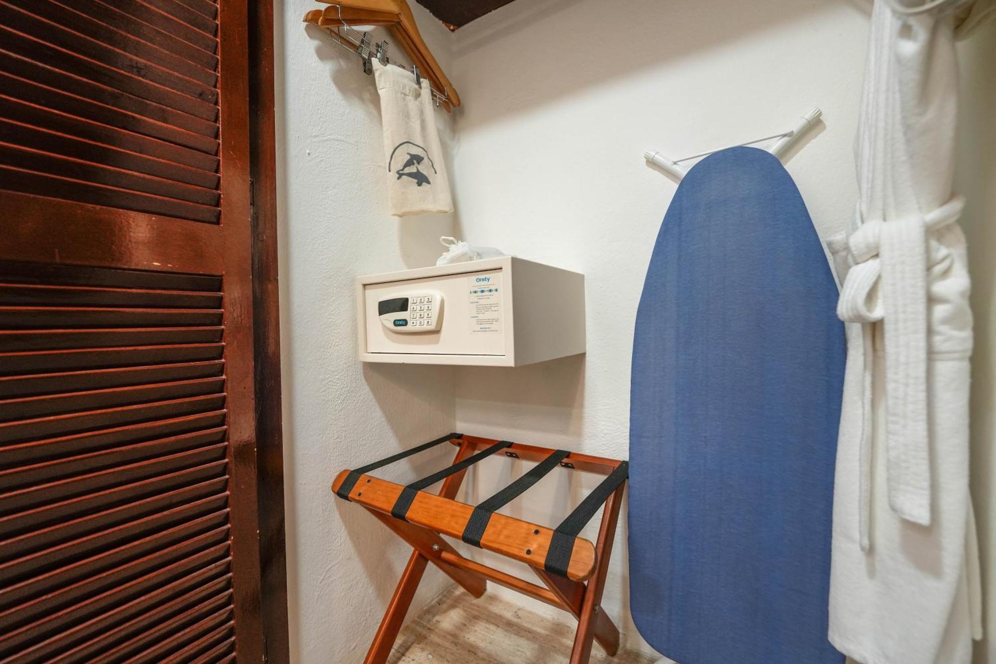 Zimmer mit Kingsize-Bett und Balkon