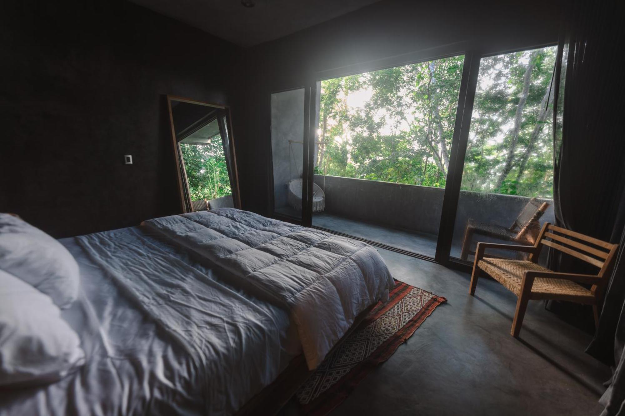 Zimmer mit Kingsize-Bett und Balkon