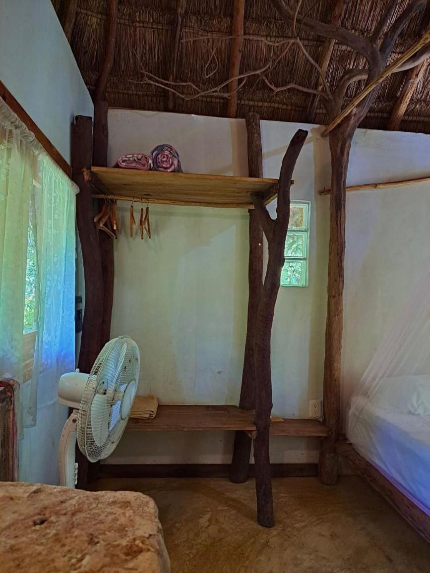 Habitación con cama extragrande y balcón