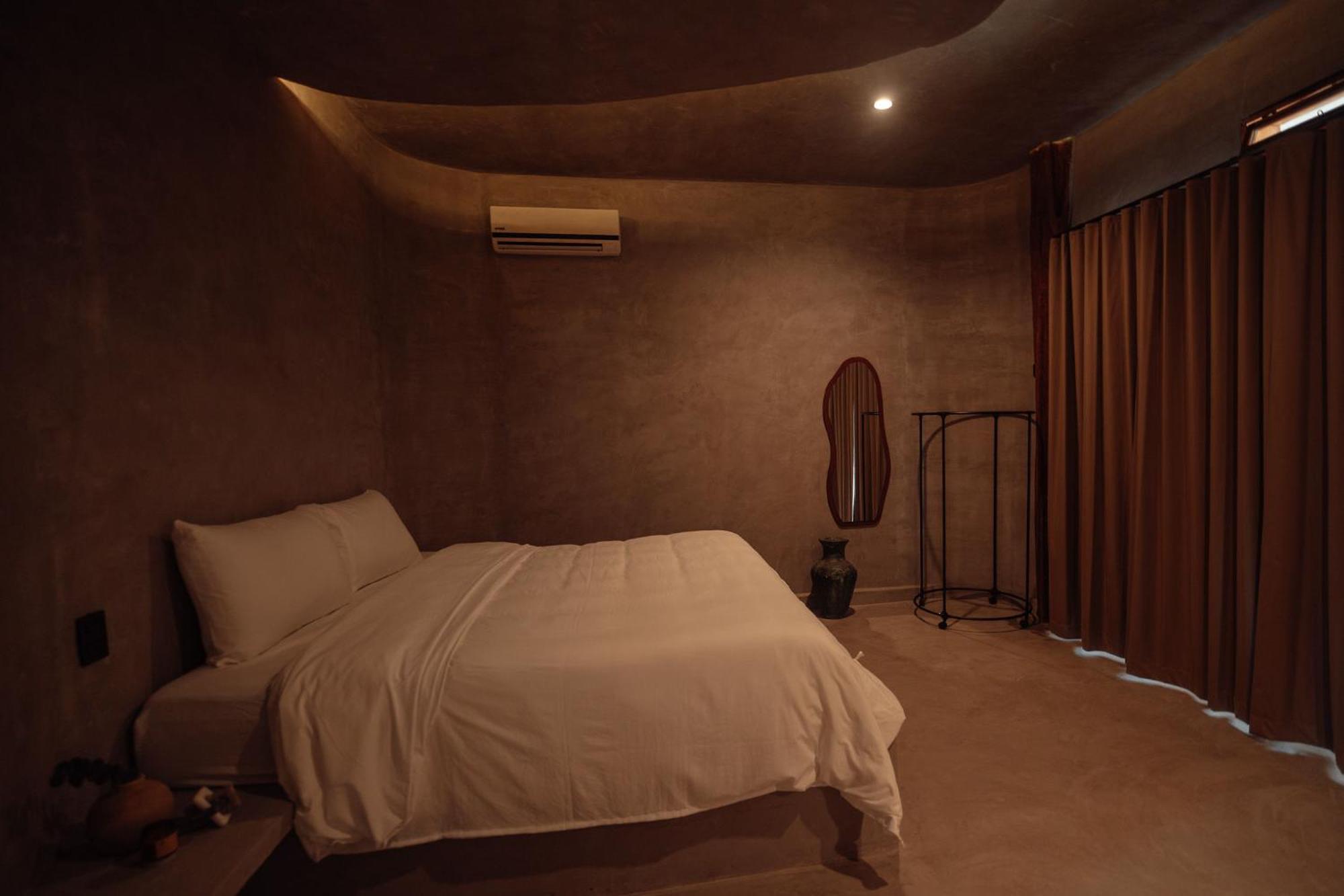 Zimmer mit Kingsize-Bett und Balkon