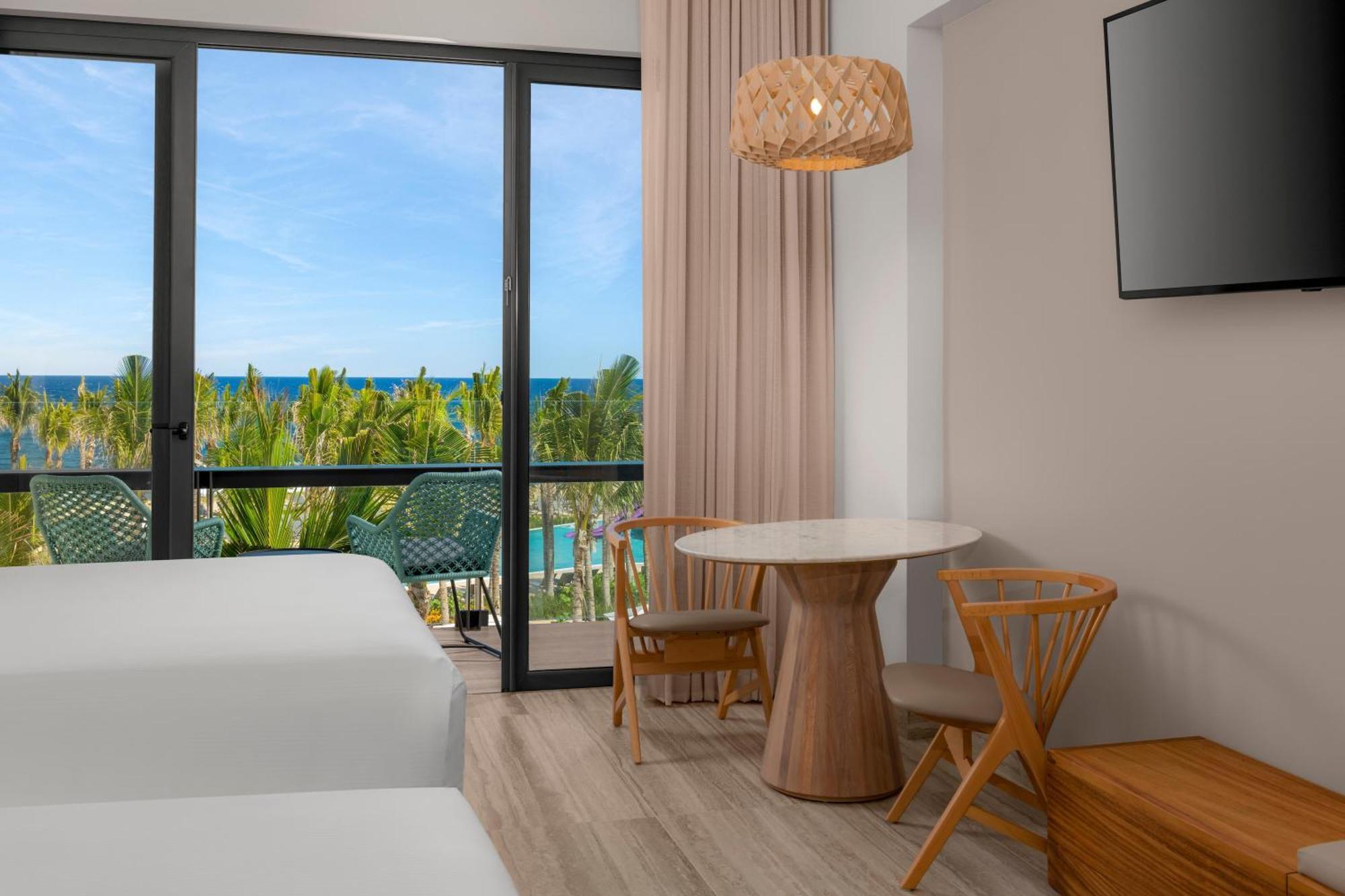 Kamer met 2 Queensize Bedden en Uitzicht op de Oceaan