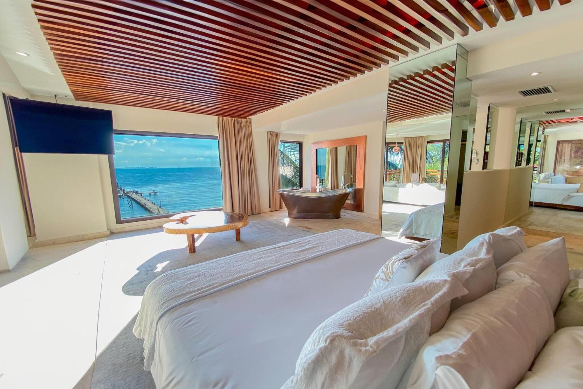Suite Presidencial con cama extragrande y vistas al mar desde la terraza - No fumadores