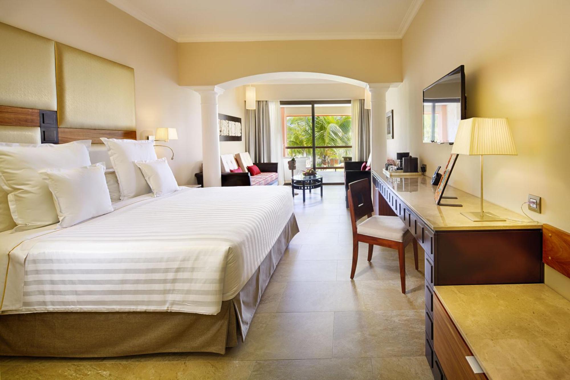 Junior Suite Ocean Front Premium Level (2 Adults + 3 Children)