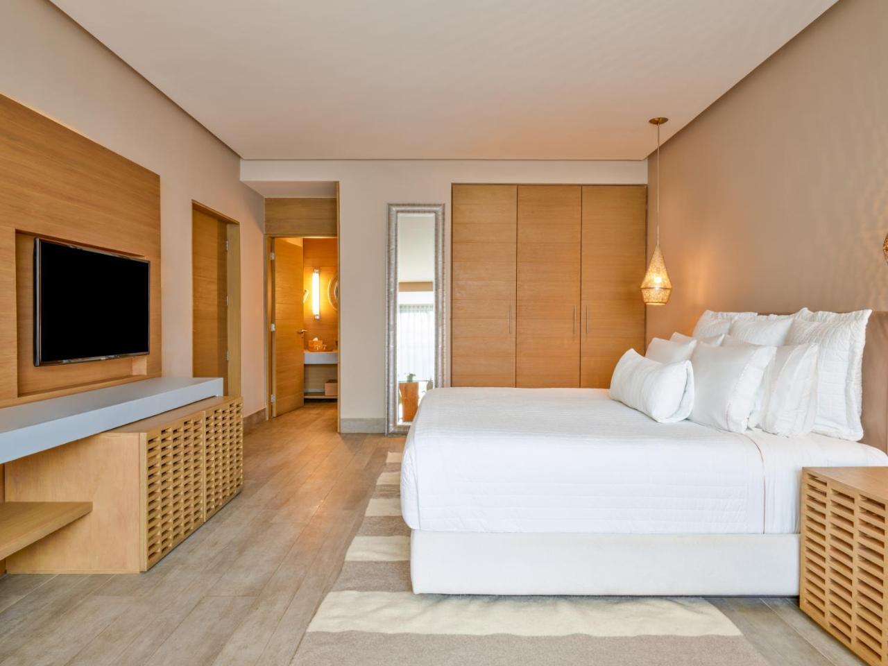 Premium Corner King Room - Adults Only