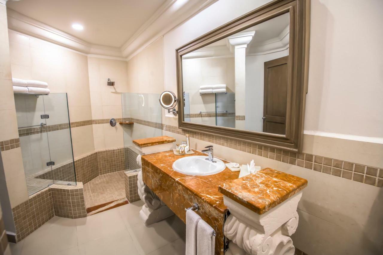 Junior Suite 1 King Bed, Oceanfront,1273493677:JPEG