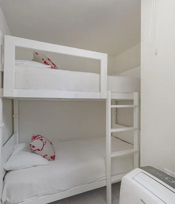 Near Airport - 3 Bedrooms - Ideal For Families!-1