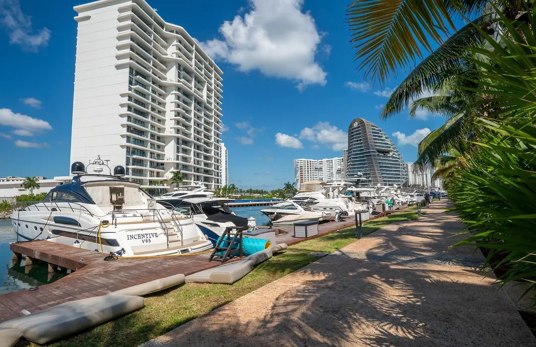 3Br Luxury Oceanfront Apt W Pool, Gym & Views-1