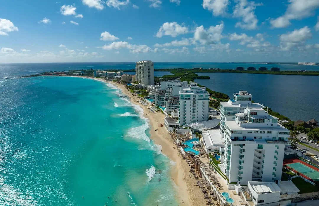 Beachfront Suite Deluxe -Best Ocean View, Resort With Beach, Gym And Spa-1