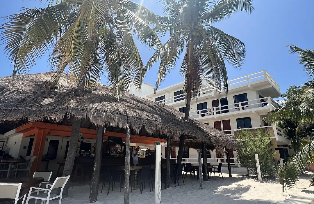 Chichis And Charlies Beachfront Hotel-1