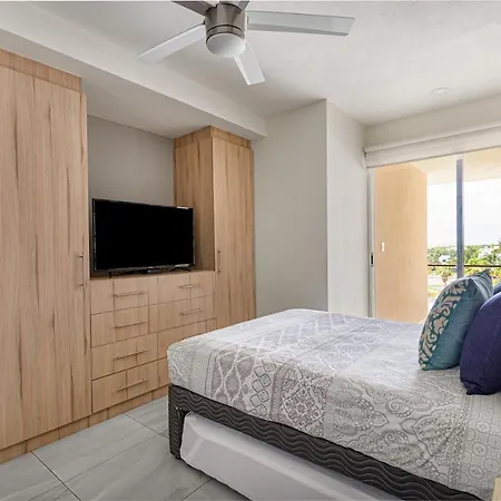 Near Airport - 3 Bedrooms - Ideal For Families!-3