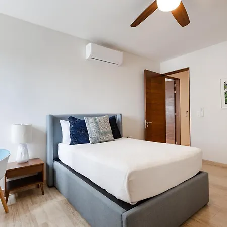Near Airport, Pool, Spa & Jacuzzi - 3 Bedrooms-2