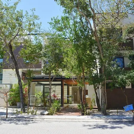 Exclusive, Spacious, Comfy 3 Bedroom Ph With Pool!-2