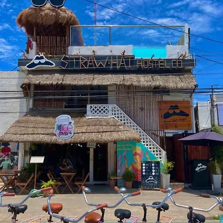 Straw Hat Hostel & Rooftop Bar-3