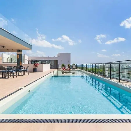 Beautiful Studio With Kitchen Aircon Gym Pool Ocean View From The Rooftop-3