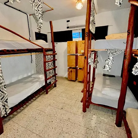 Straw Hat Hostel & Rooftop Bar-2
