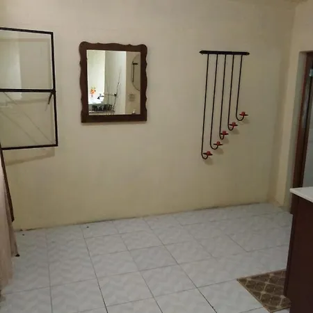Departamento Parte Alta, A/A En Dormitorio, Bonito, Comodo, Amplio Y Con Pequeno Patio Trasero-2