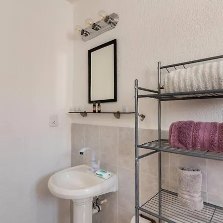 Micro Studio Perfect For Backpackers, Couples, 3 Min Drive To Playa El Nino-2