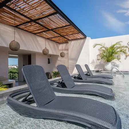 Queen Bed Suite, Infinity Pool & Fast Wifi, Nespresso & Netflix-3