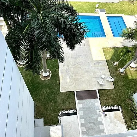 3Br Beautiful Condo With Pool Gym & Great Location-2