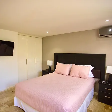Cozy Loft With Pool, One Block From The Beach!-2