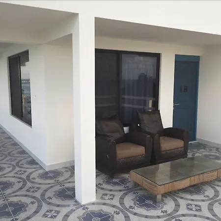 Chichis And Charlies Beachfront Hotel-2