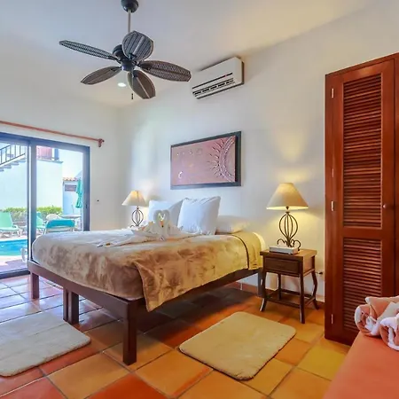 1-Bedroom Courtyard Villa! Beautiful Location On Malecon. In Downtown Isla Mujeres!!!-2