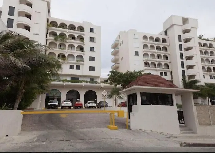 Cancun Hotel Zone, Beachfront 2 BR Apartment - Prime Location
