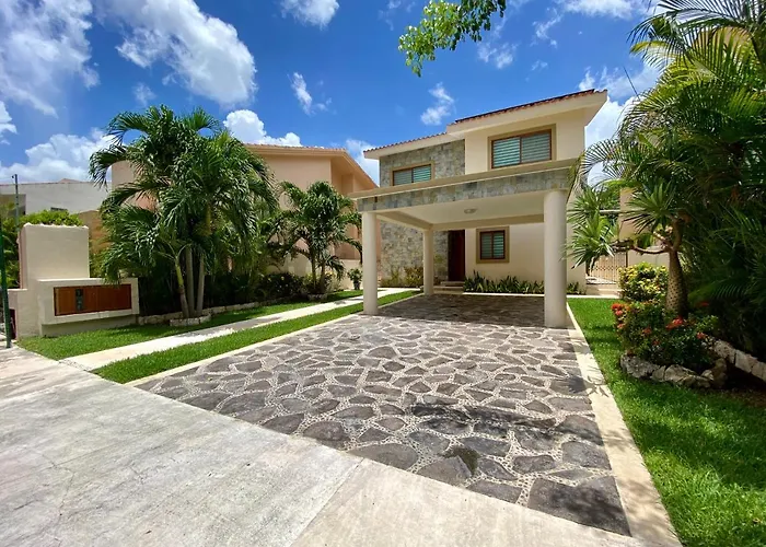 Pet friendly Casa Arnold - Luxurious 4 Bedroom Villa With Pool Puerto Aventuras