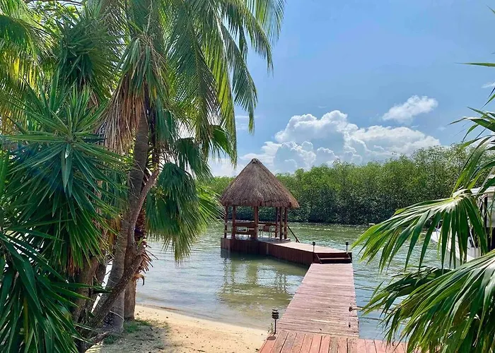 Delightful Waterfront Villa By Casa Paraiso Cancún