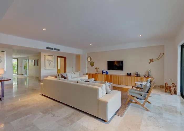 Beach Front Marina & Golf Luxe Condo Playa Mujeres Cancún aceita animais de estimação