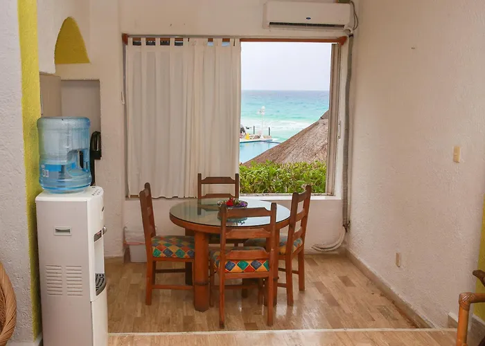 Cancun Beach Aparthotel Brisas Com um Campo de golfe