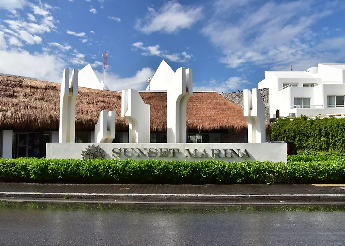 Sunset Marina & Yacht Club Hotel Cancún Com um Campo de golfe