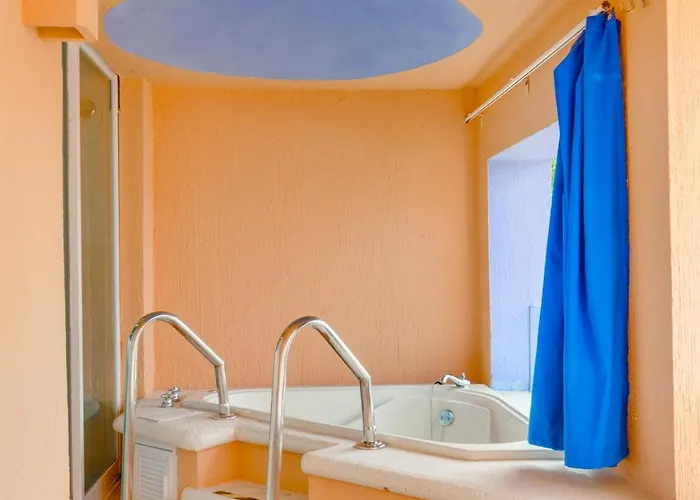Puerto Aventuras hotels near Dolphin Discovery Riviera Maya