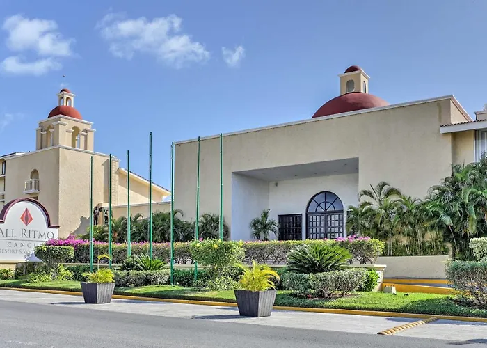 Pet friendly Private Balcony W/ Views: Oceanfront Cancun Condo!